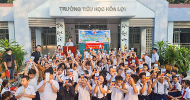 Đến thăm và tặng quà Tết cho hơn 200 em học sinh tiểu học gia đình khó khăn