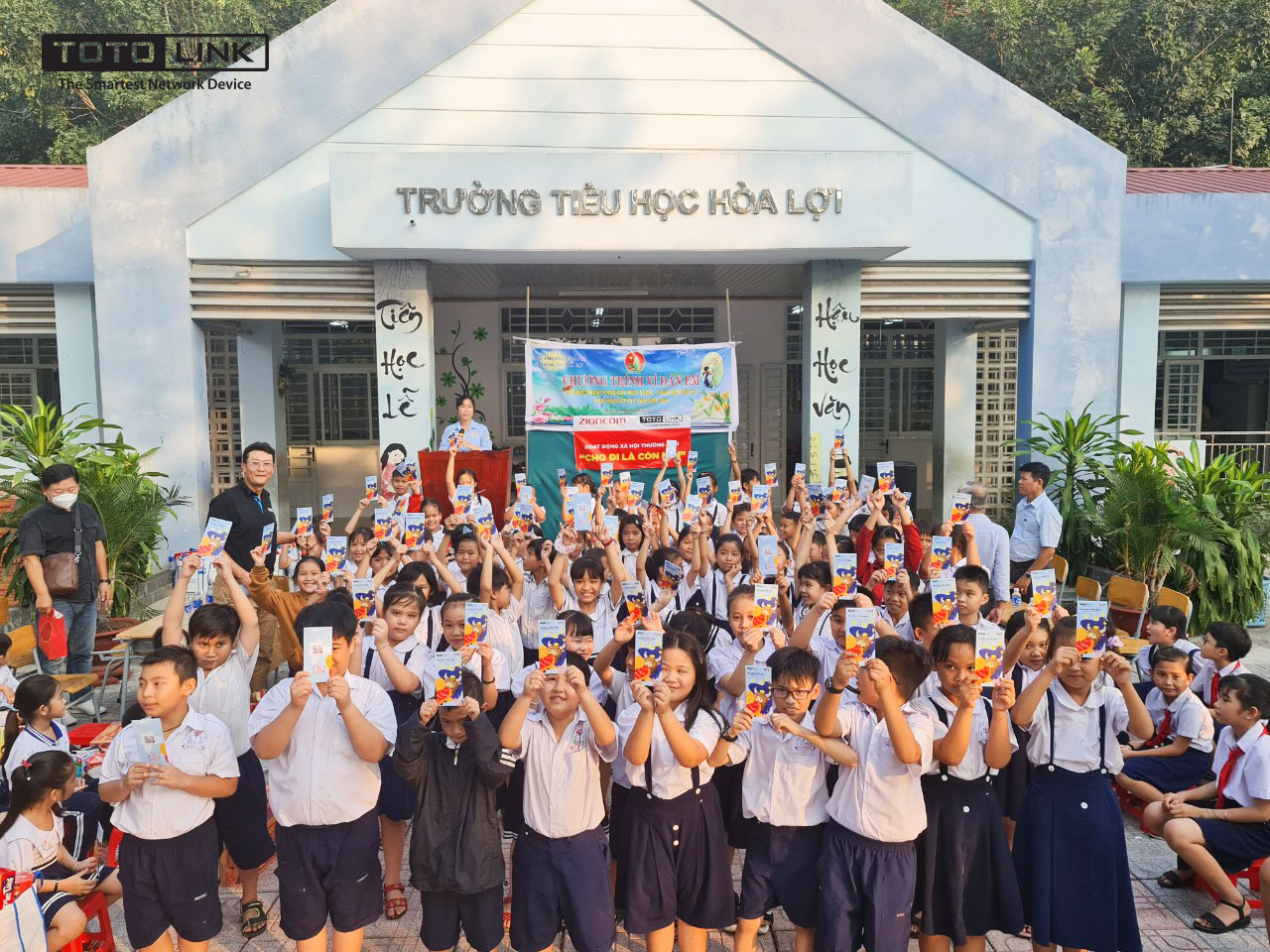 Đến thăm và tặng quà Tết cho hơn 200 em học sinh tiểu học gia đình khó khăn